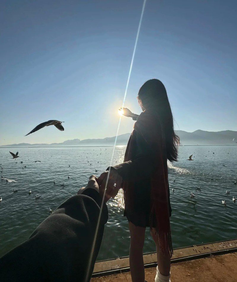 couple hand pic instagram 1