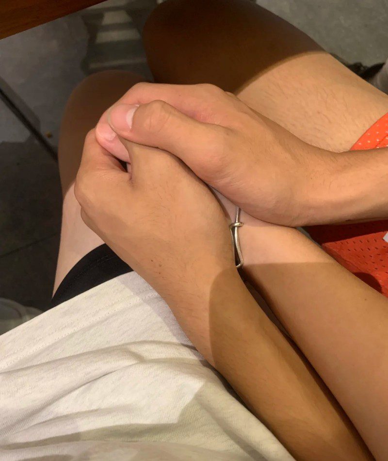 couple hand pic instagram 8