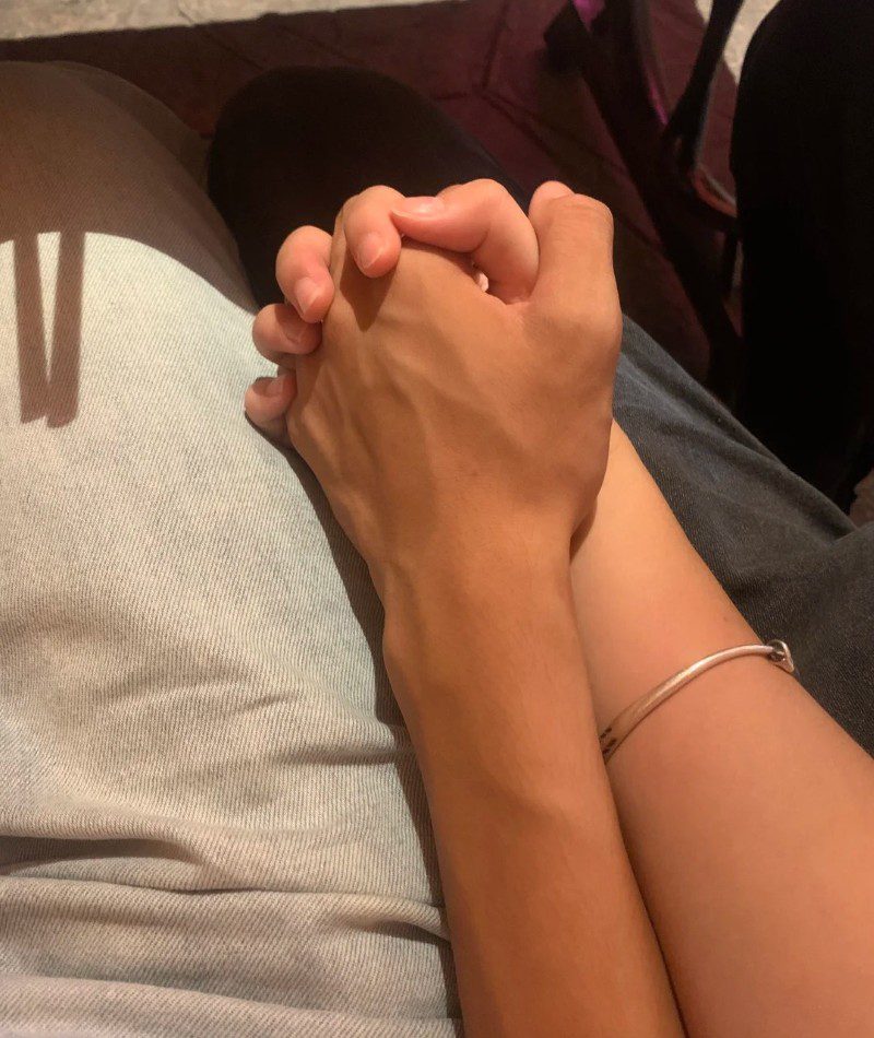 couple hand pic instagram 11