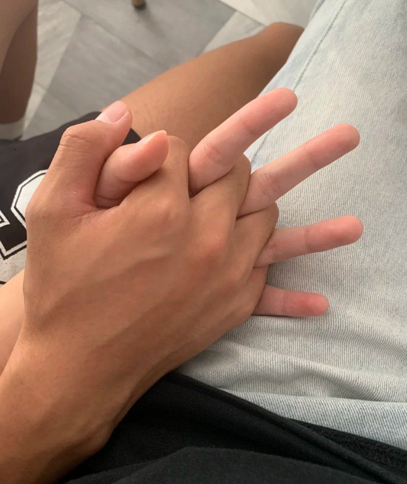couple hand pic instagram 12