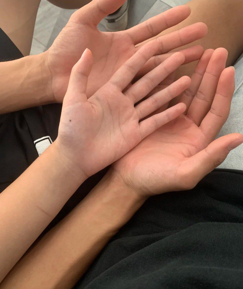 couple hand pic instagram 13