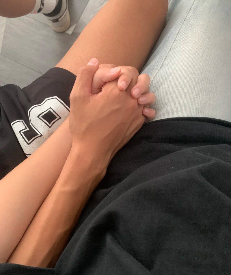 couple hand pic instagram 14