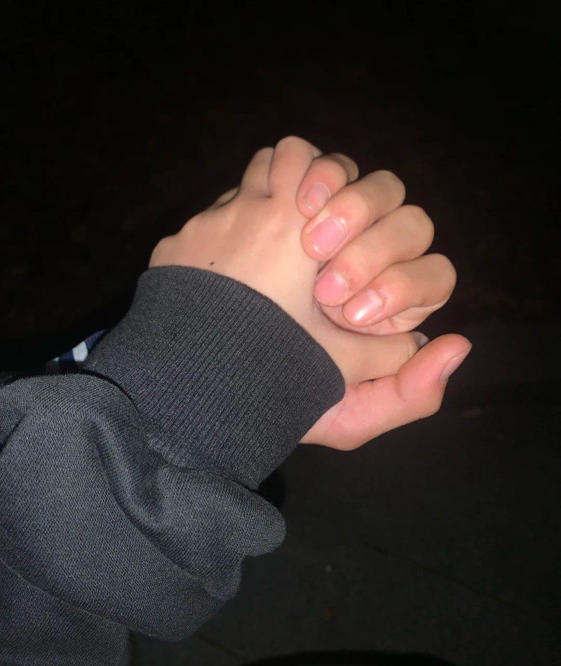 couple hand pic instagram 15