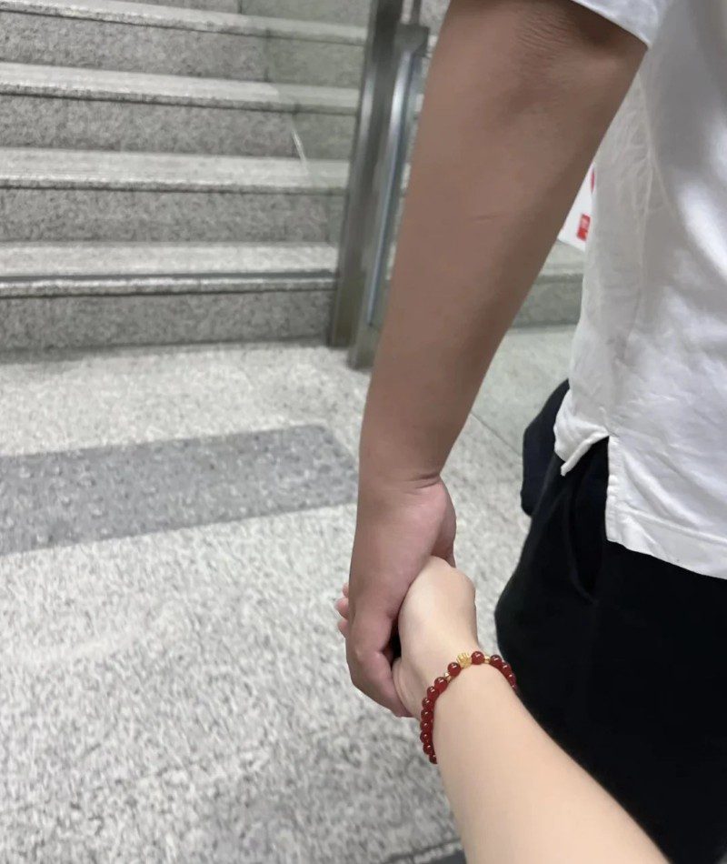 couple hand pic instagram 16