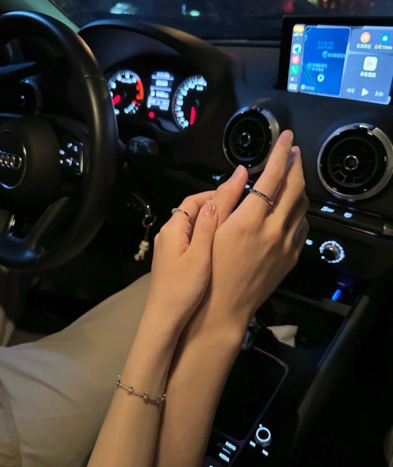 couple hand pic instagram 18