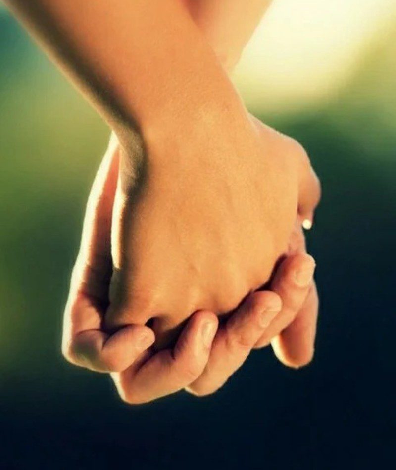 couple hand pic instagram 19