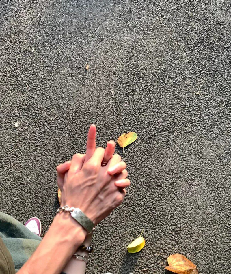 couple hand pic instagram 2
