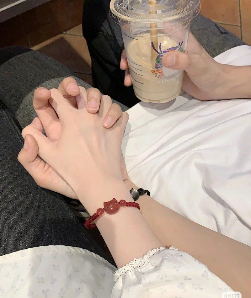 couple hand pic instagram 21