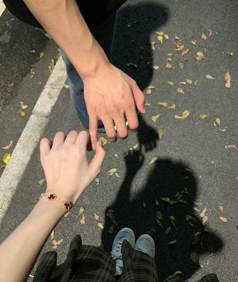 couple hand pic instagram 22