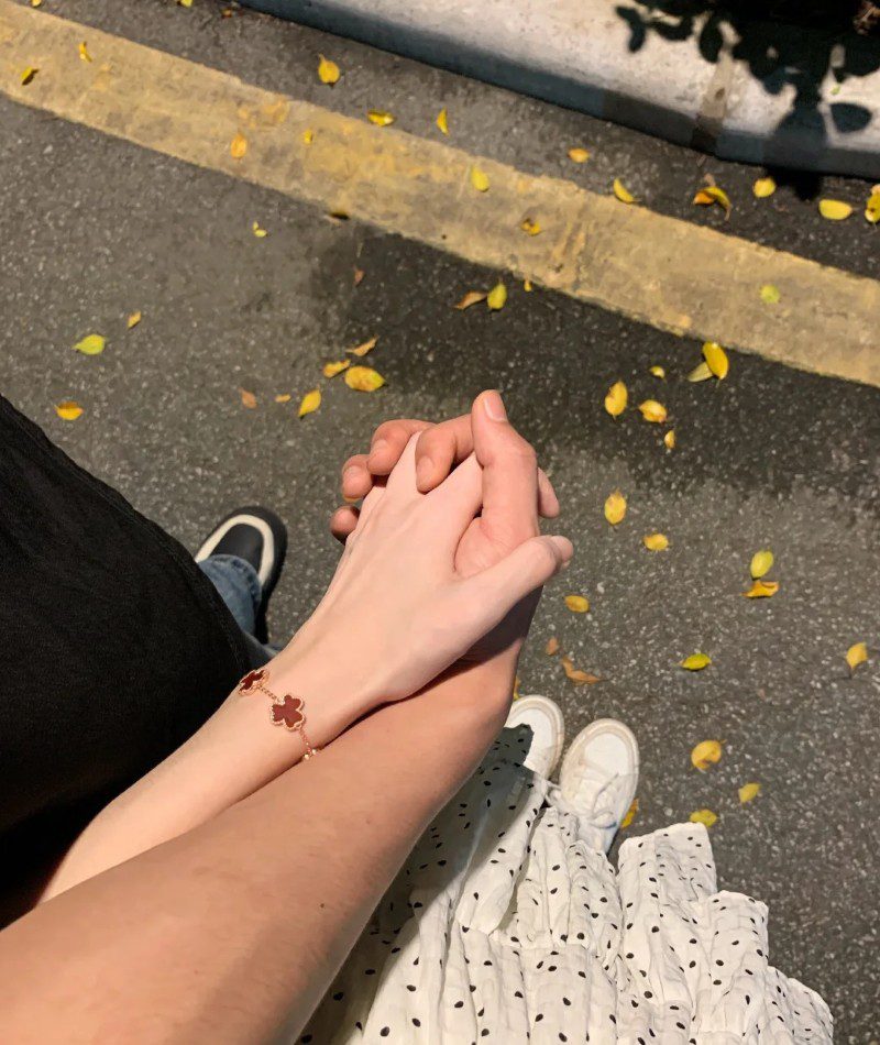 couple hand pic instagram 23