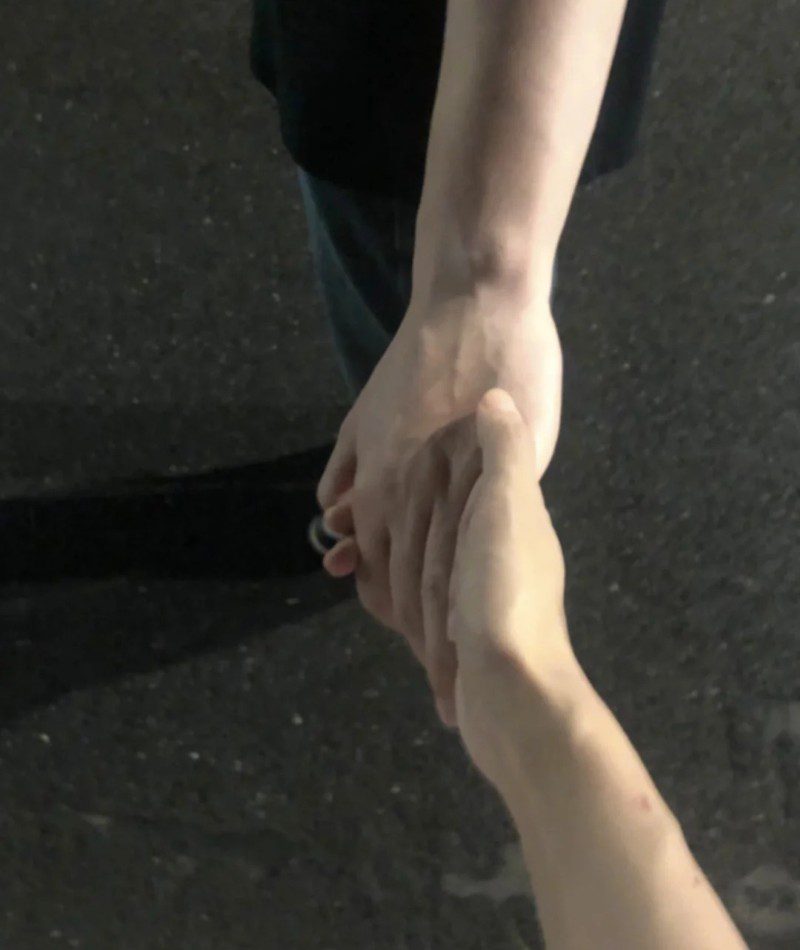 couple hand pic instagram 24