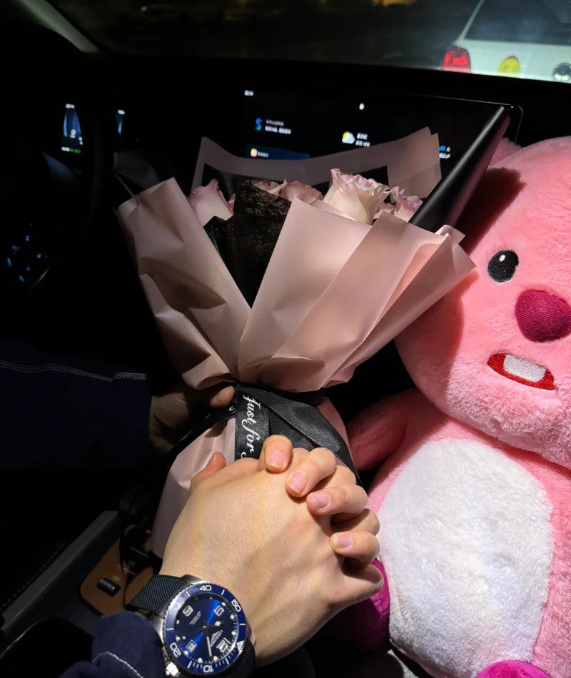 couple hand pic instagram 25