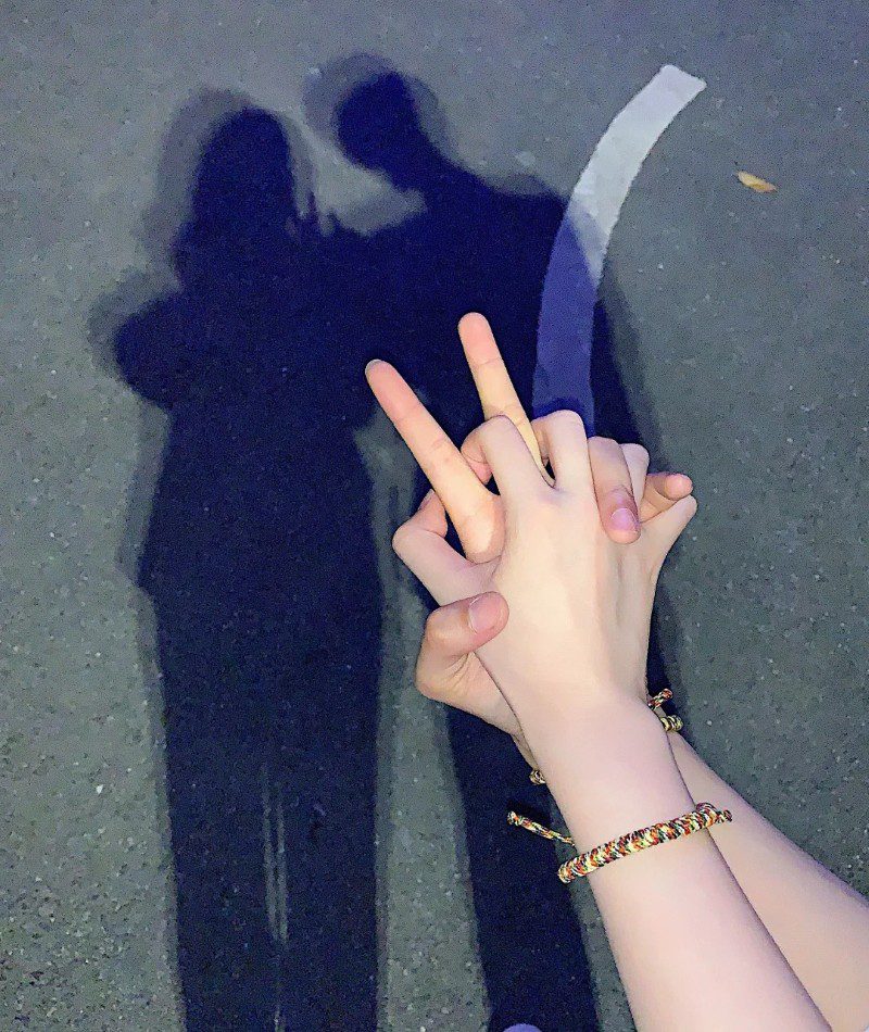 couple hand pic instagram 26