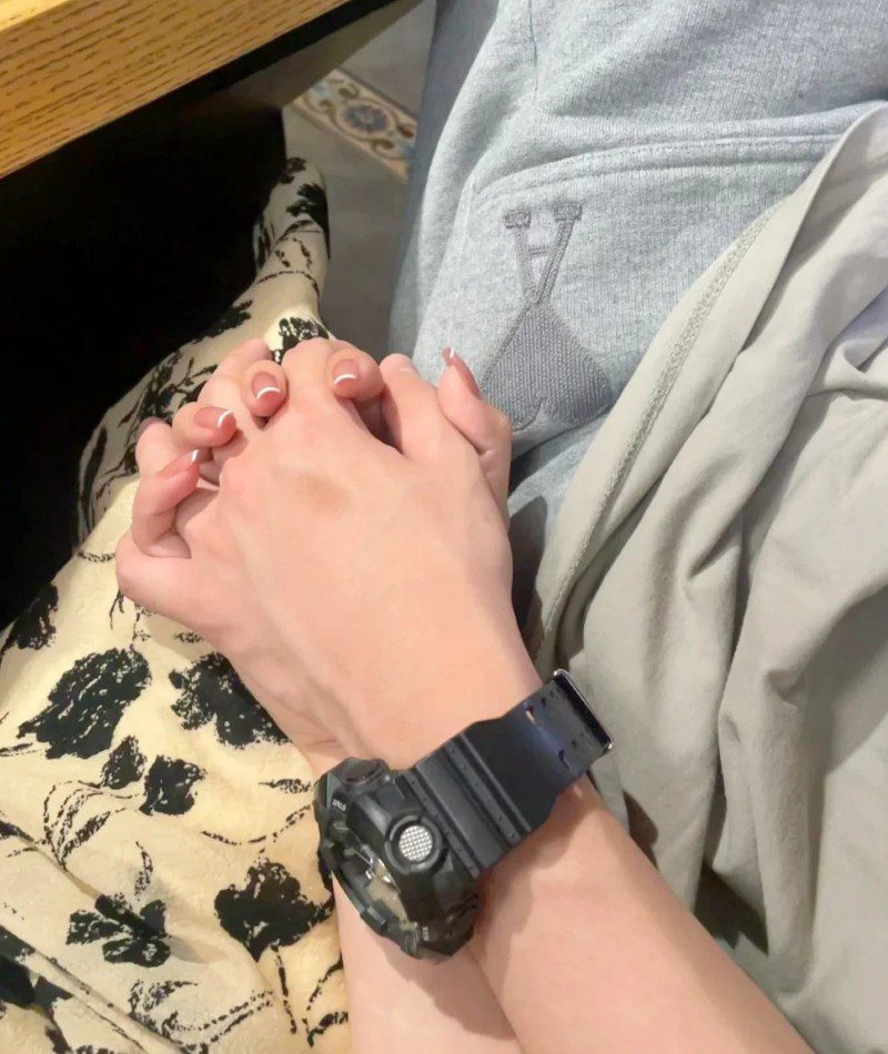 couple hand pic instagram 28