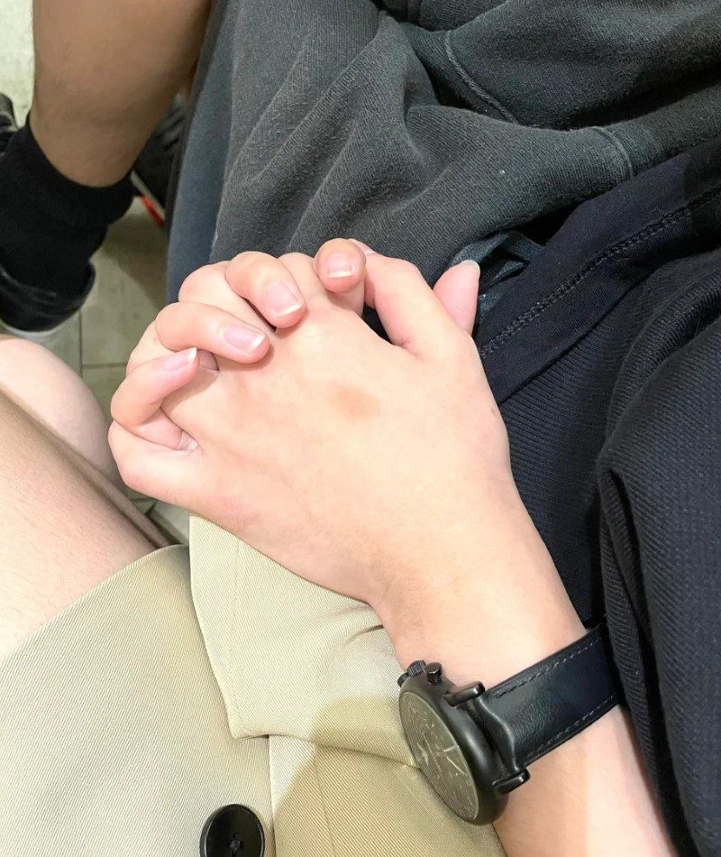 couple hand pic instagram 29
