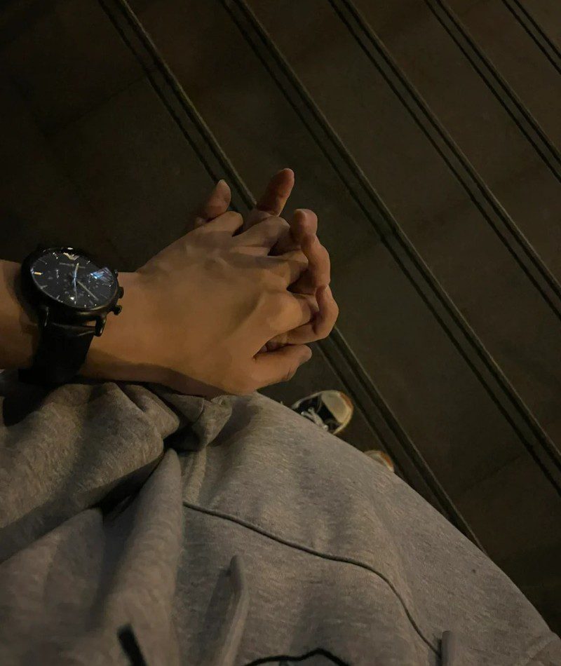 couple hand pic instagram 30