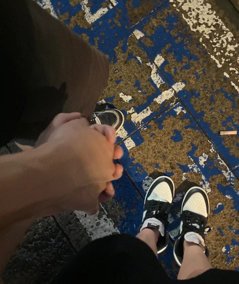 couple hand pic instagram 31