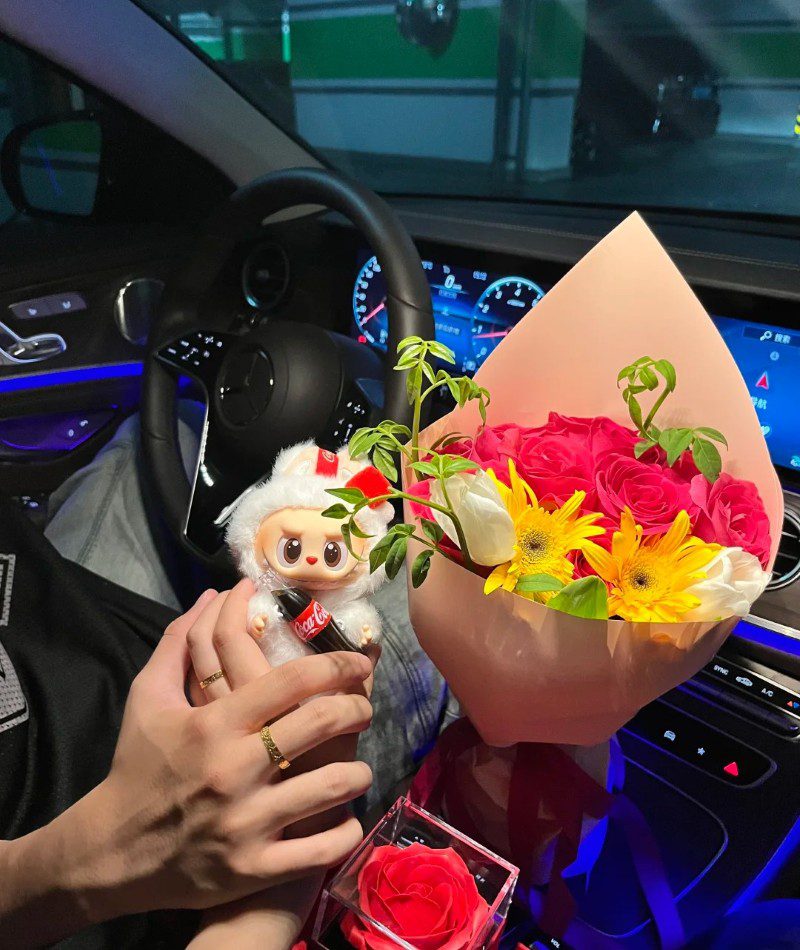 couple hand pic instagram 32