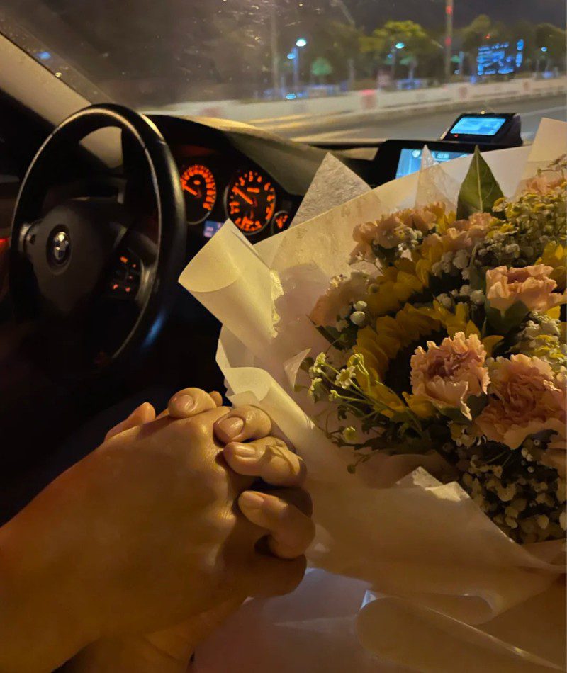 couple hand pic instagram 33