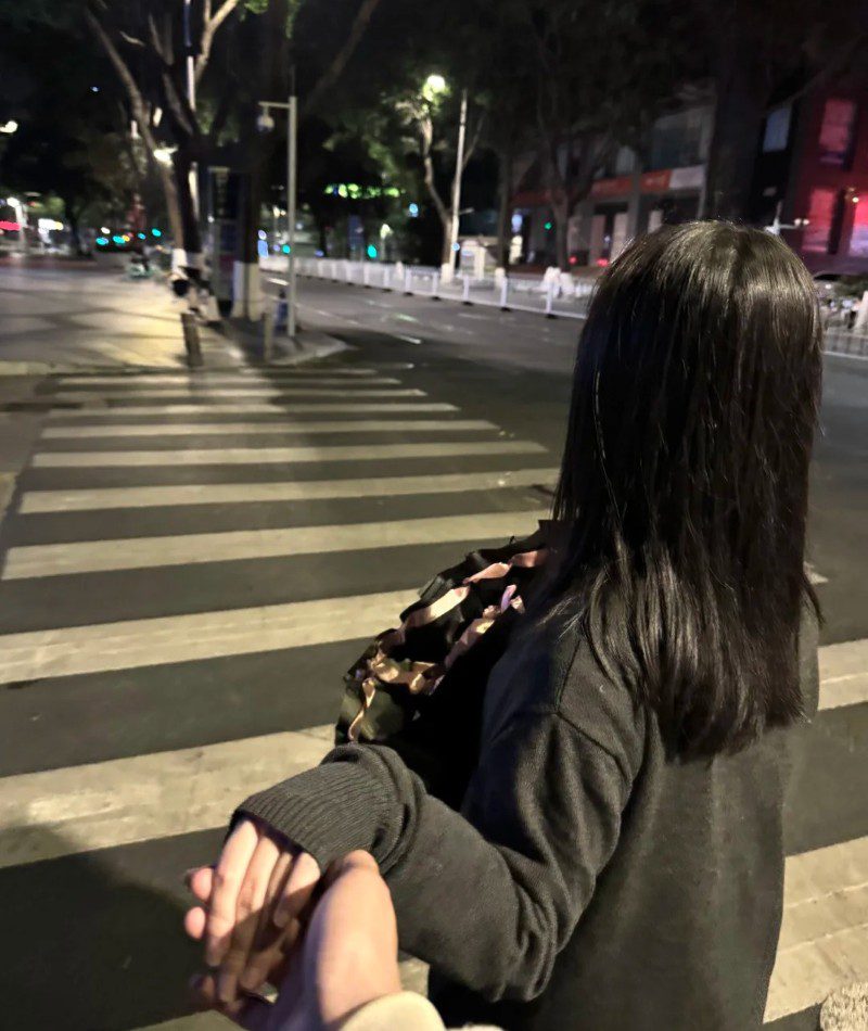 couple hand pic instagram 35
