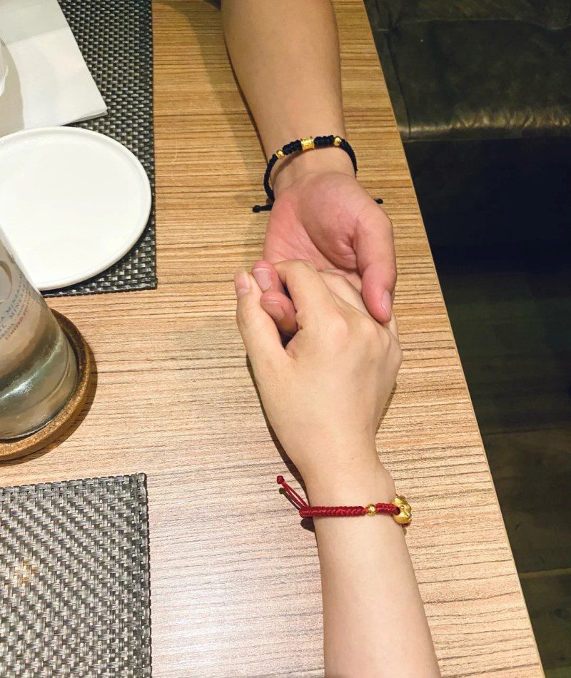 couple hand pic instagram 36