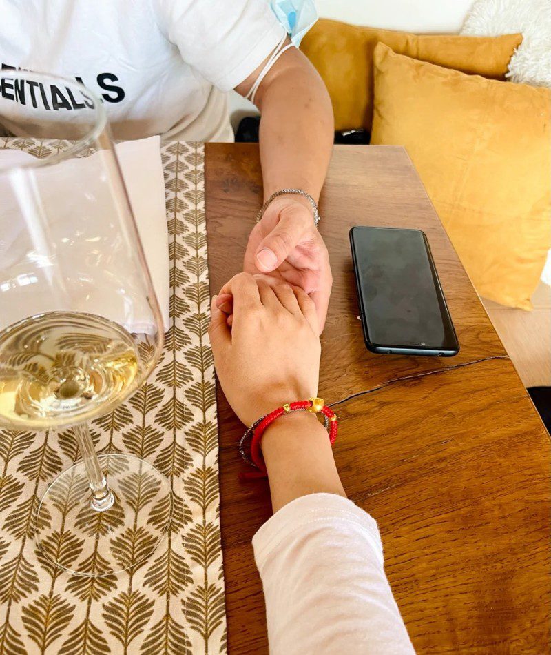 couple hand pic instagram 37