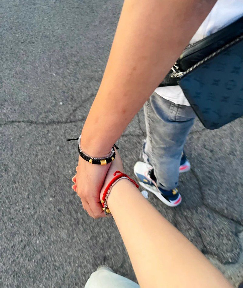 couple hand pic 38instagram