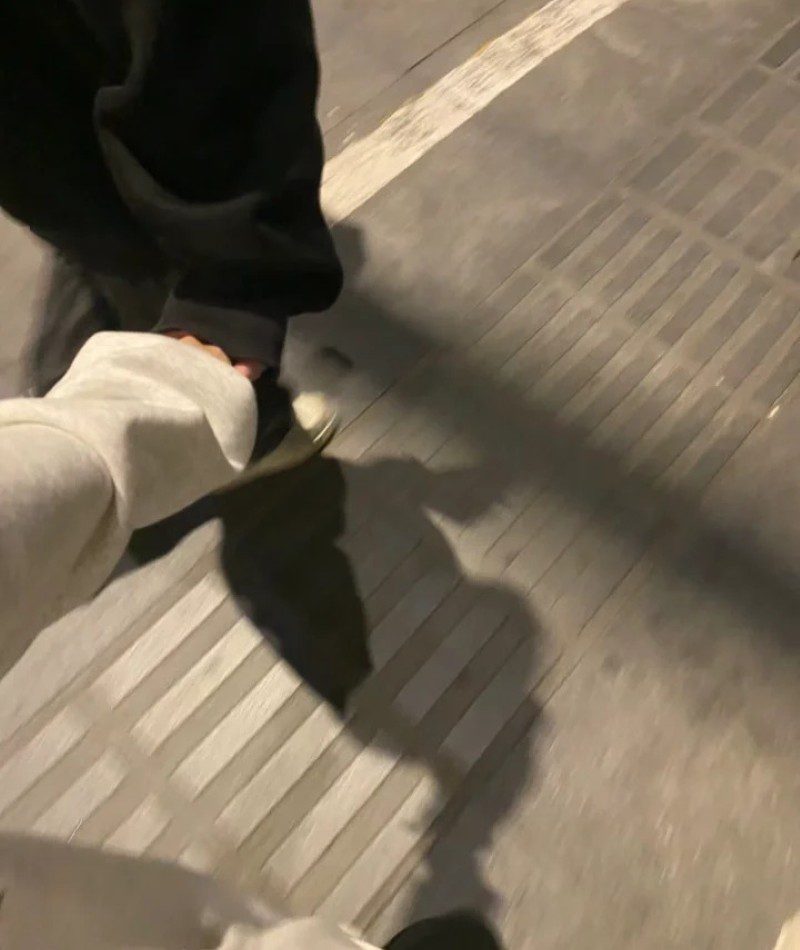 couple hand pic instagram 4