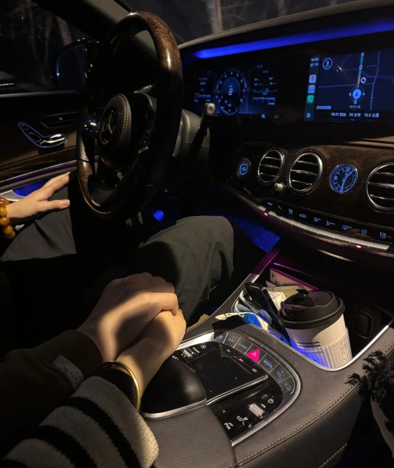 couple hand pic instagram 5