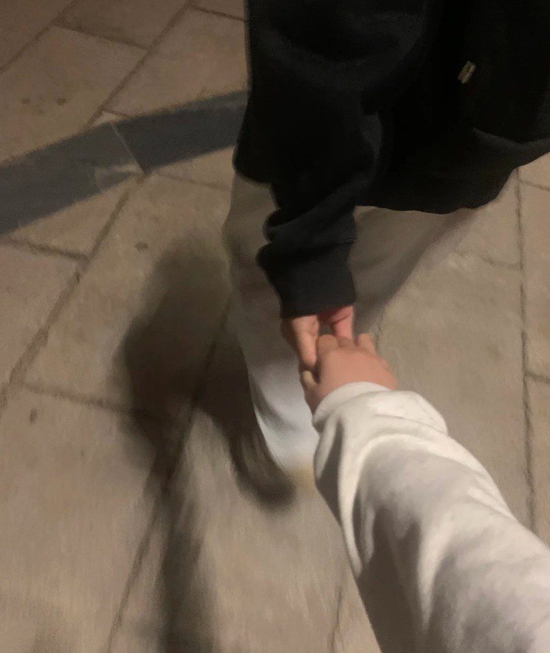 couple hand pic instagram 7