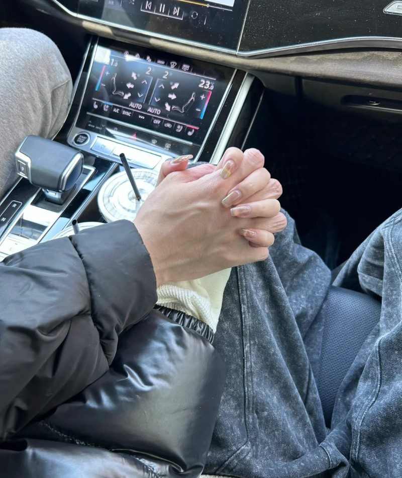 couple hand pic original 10