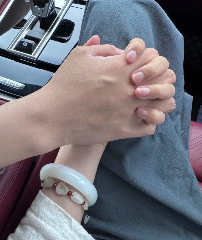 couple hand pic original 11