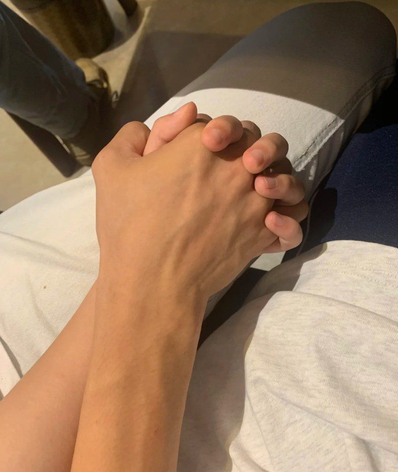 couple hand pic original 13