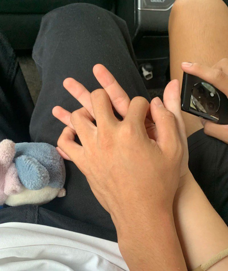 couple hand pic original 14