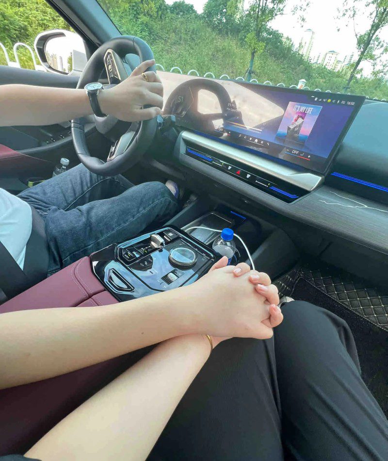 couple hand pic original 16