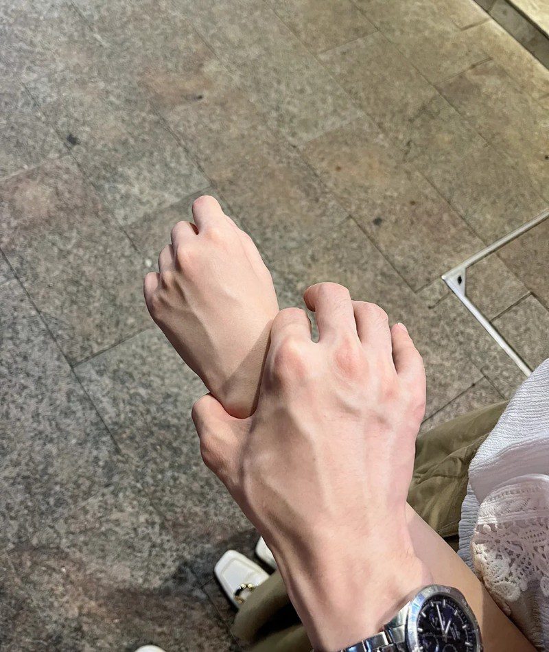 couple hand pic original 18