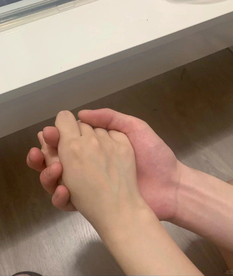 couple hand pic original 20