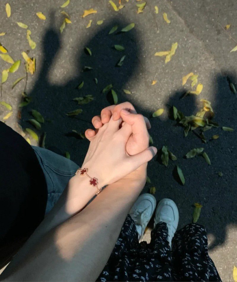 couple hand pic original 21