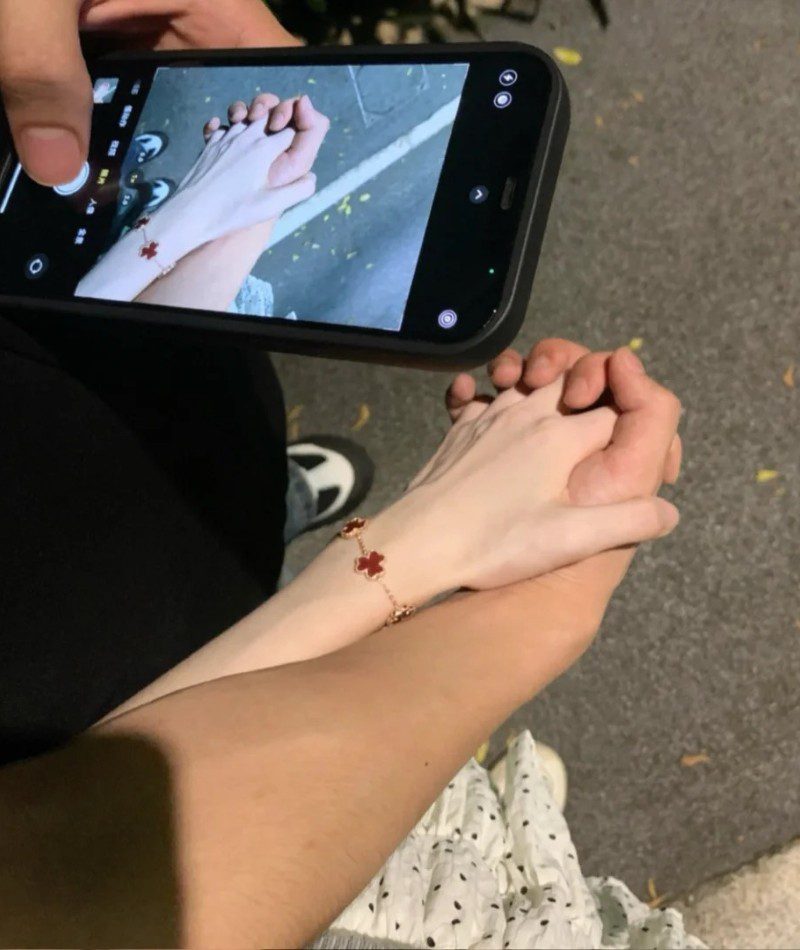 couple hand pic original 22
