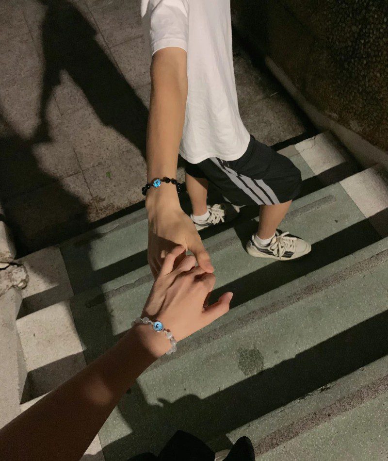 couple hand pic original 23