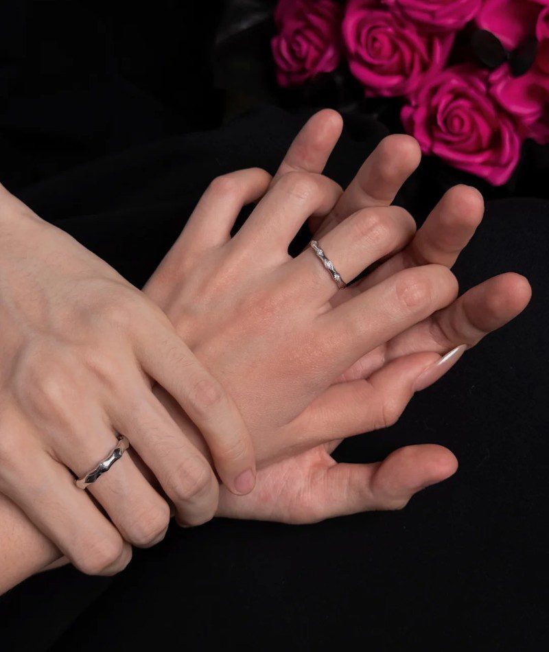 couple hand pic original 24