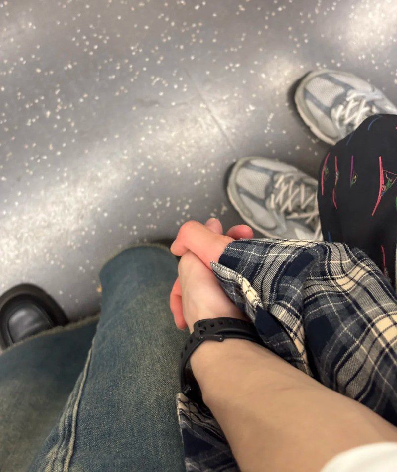 couple hand pic original 27