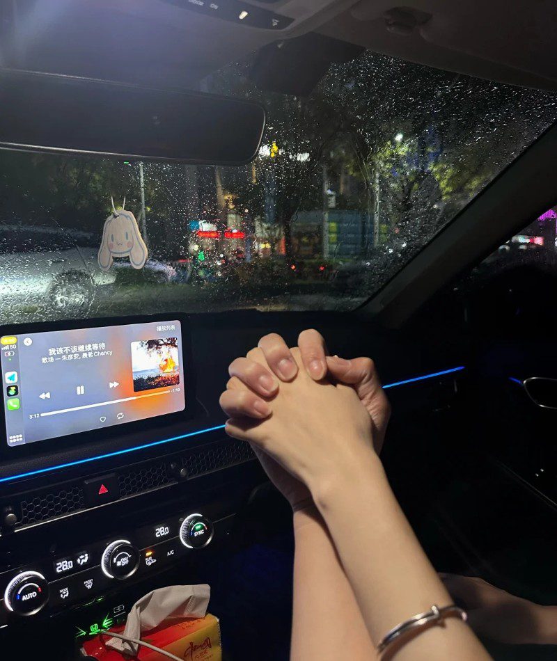 couple hand pic original 29