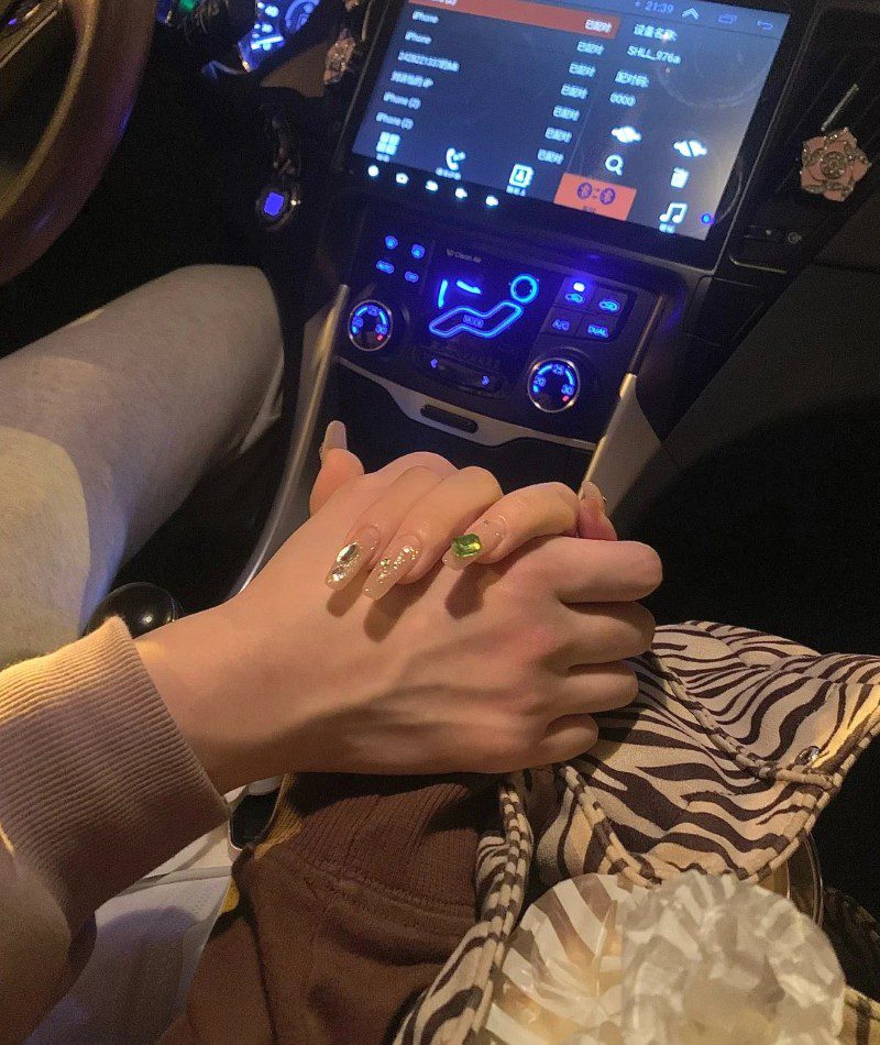 couple hand pic original 33