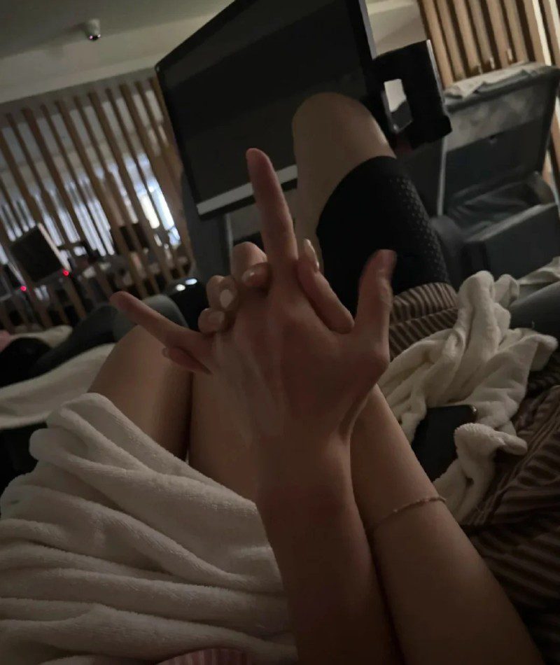 couple hand pic original 37