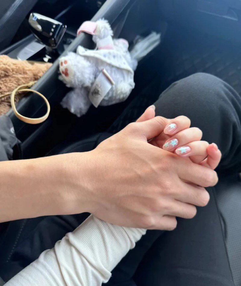 couple hand pic original 38