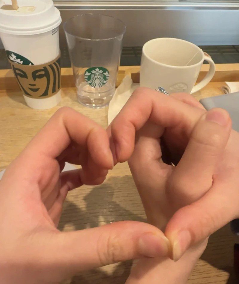 couple hand pic original 39