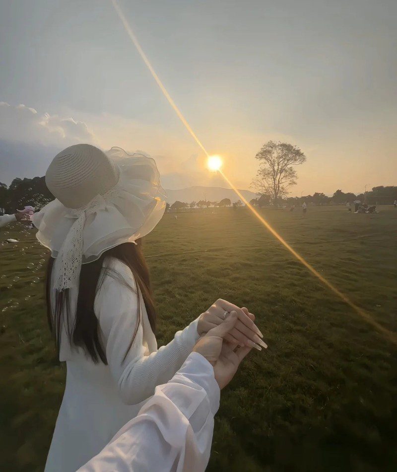 couple hand pic original 4