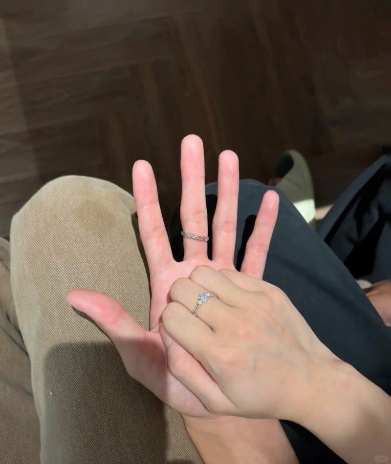 couple hand pic original 5
