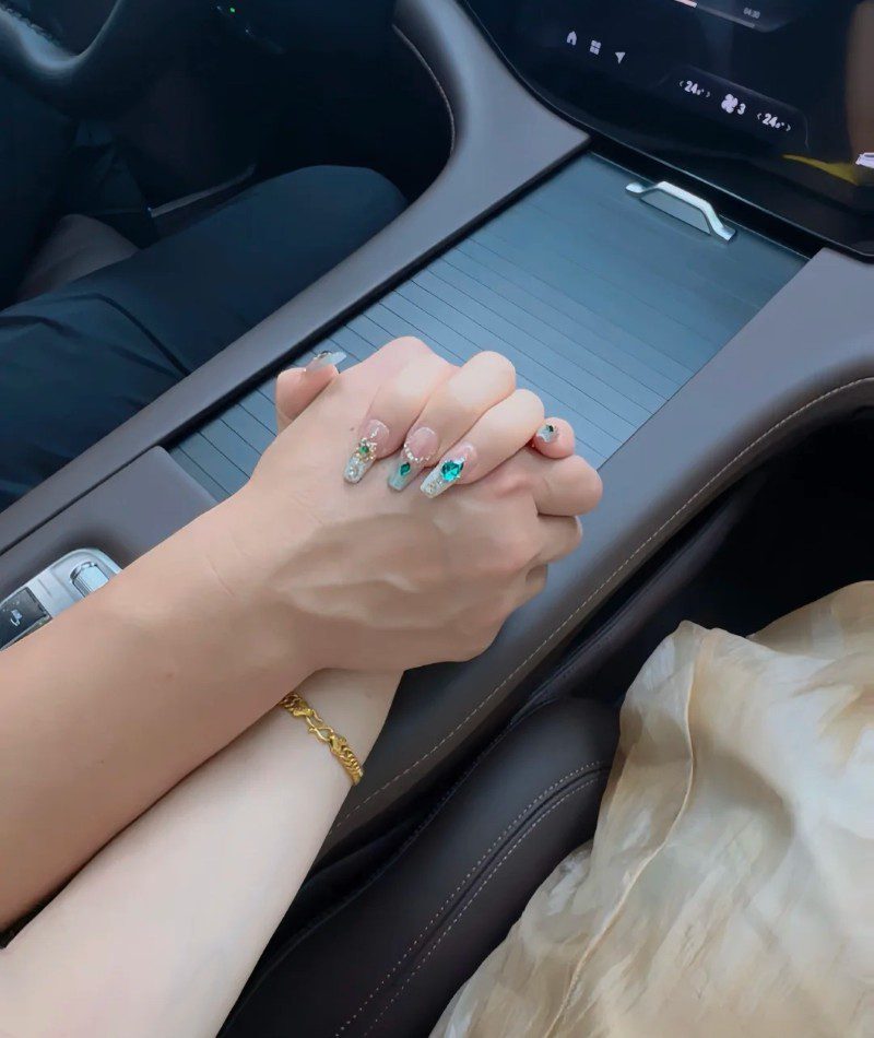 couple hand pic original 6